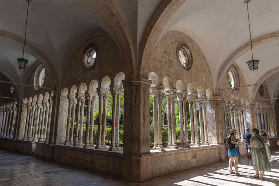 Croacia - Dubrovnik 021 - iglesia del Salvador y monasterio Franciscano - claustro